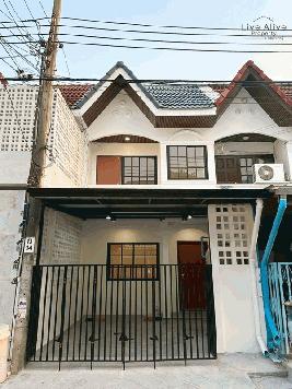 ขายทาวน์เฮาส์ 2 ชั้น NexHaus44 ปากซอยอ่อนนุช 44 เดินทางเข้าโซนทองหล่อ พระราม 9 รีโนเวทใหม่ทั้งหลัง พร้อมเข้าอยู่ โทร 085-826-6936